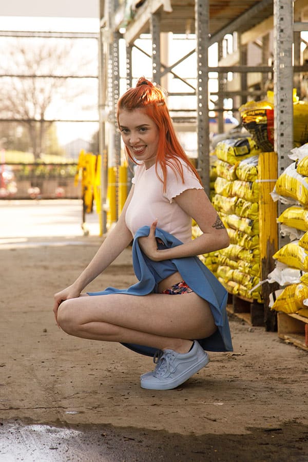 Засветы рыжей девушки в строительном магазине 52 фото