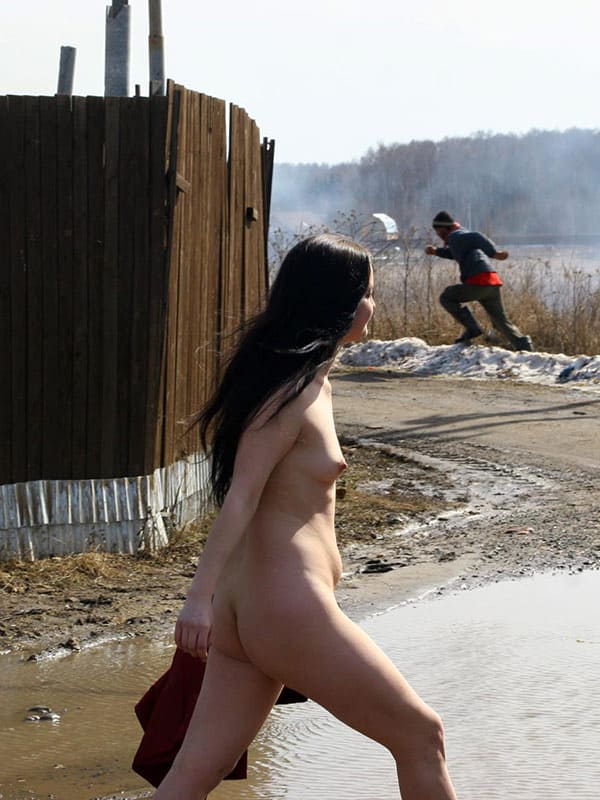 Голая девка гуляет по весенней деревне 102 фото