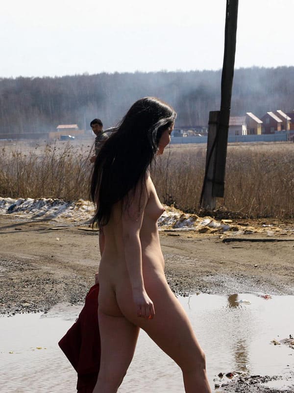 Голая девка гуляет по весенней деревне 104 фото