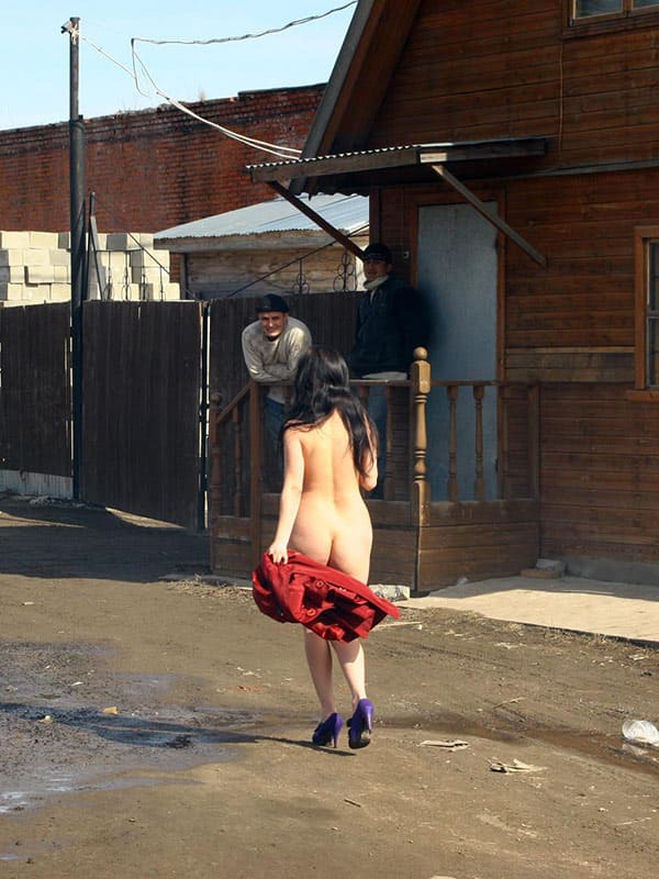 Голая девка гуляет по весенней деревне 33 фото