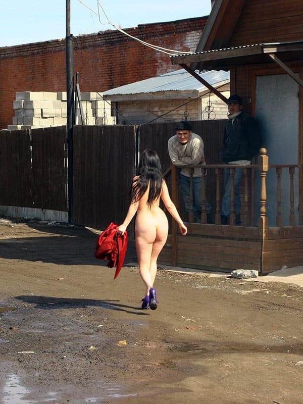 Голая девка гуляет по весенней деревне 34 фото