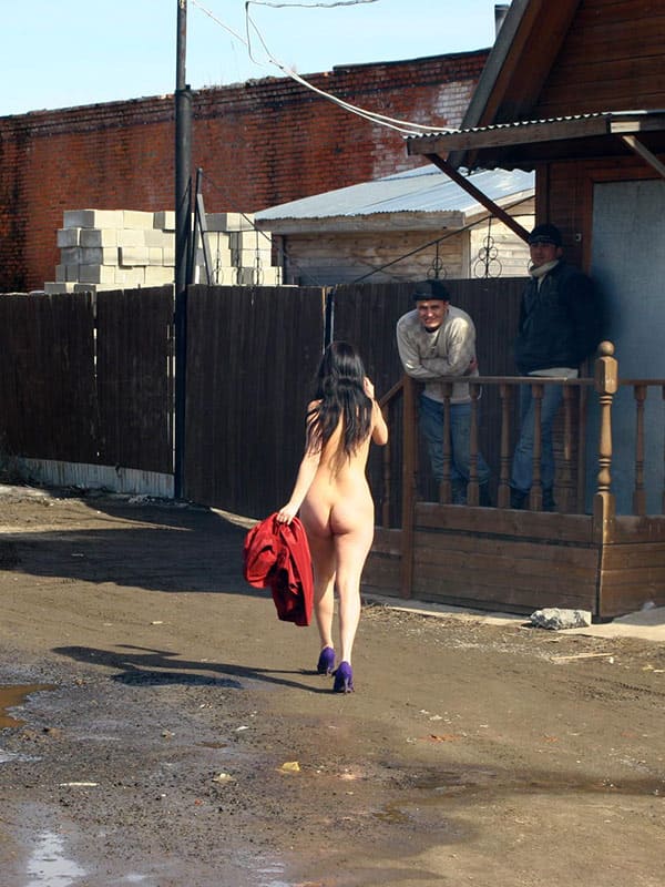 Голая девка гуляет по весенней деревне 35 фото