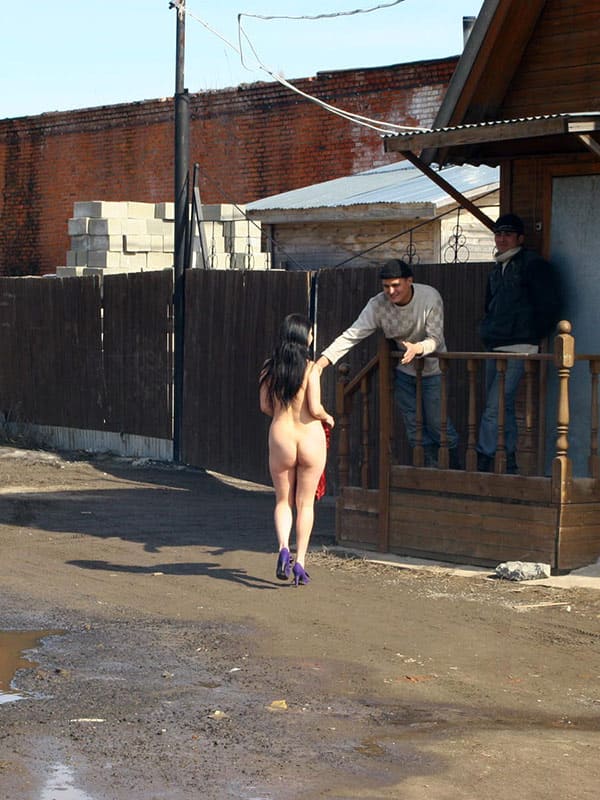 Голая девка гуляет по весенней деревне 37 фото