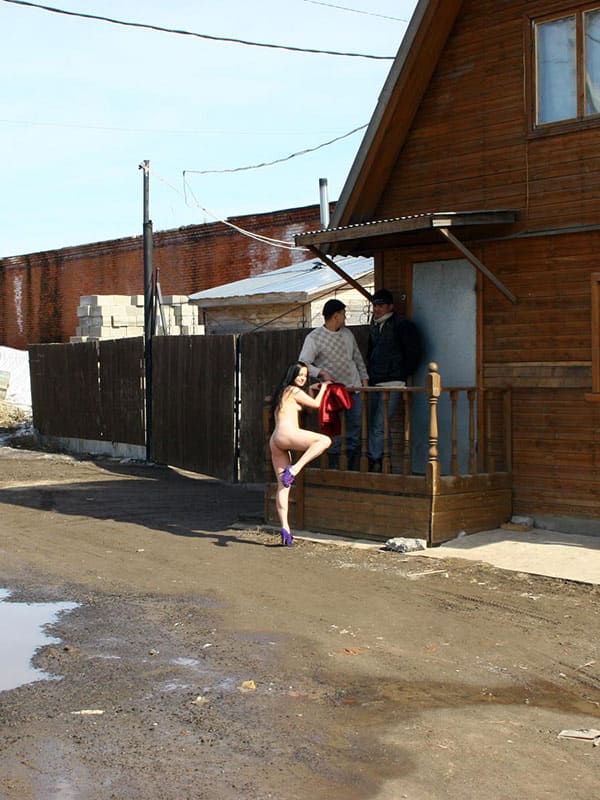 Голая девка гуляет по весенней деревне 56 фото