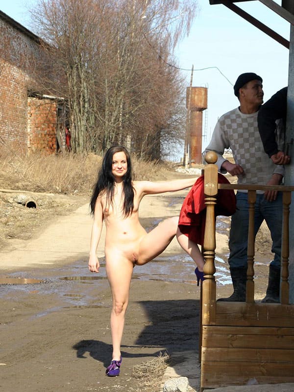 Голая девка гуляет по весенней деревне 59 фото