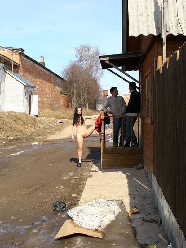 Голая девка гуляет по весенней деревне 65 фото