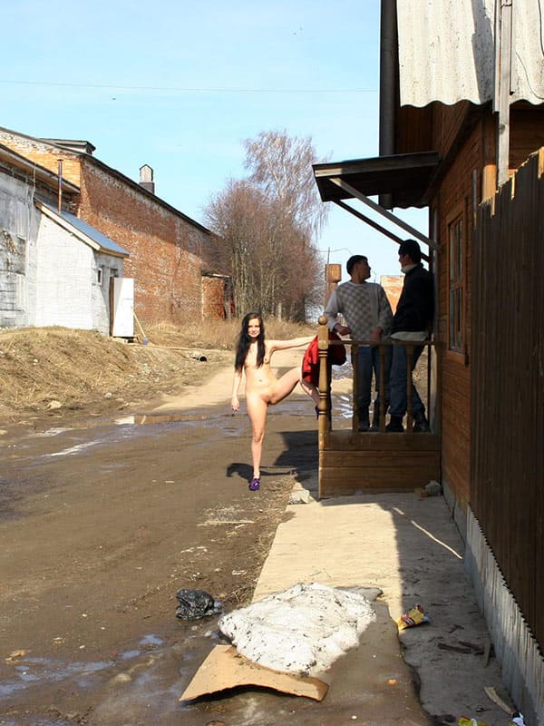 Голая девка гуляет по весенней деревне 66 фото