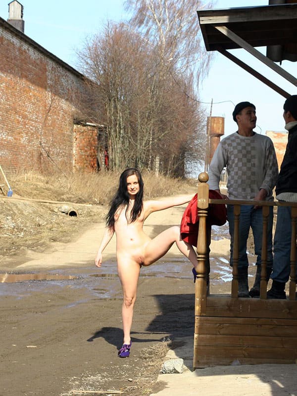 Голая девка гуляет по весенней деревне 67 фото