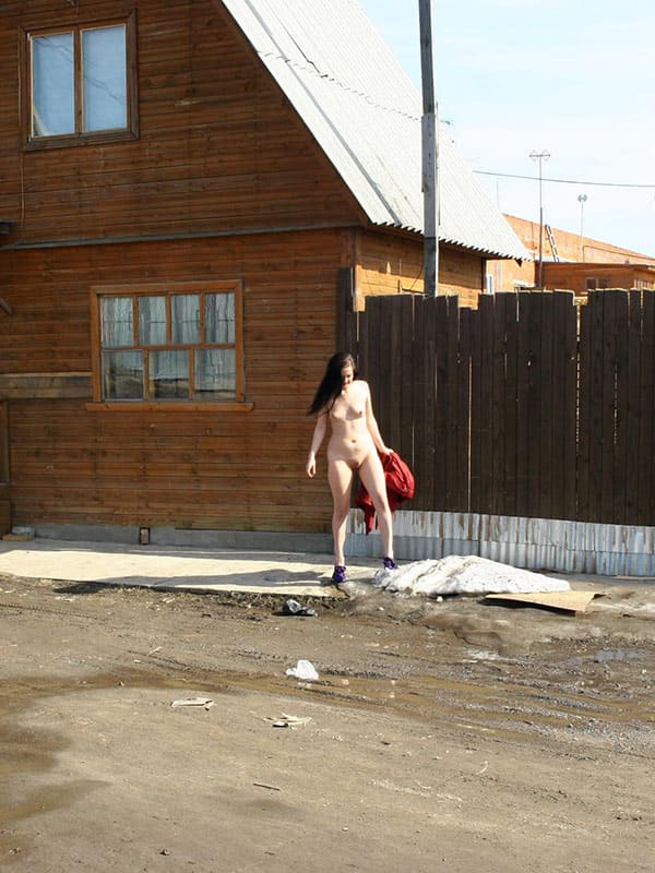 Голая девка гуляет по весенней деревне 98 фото