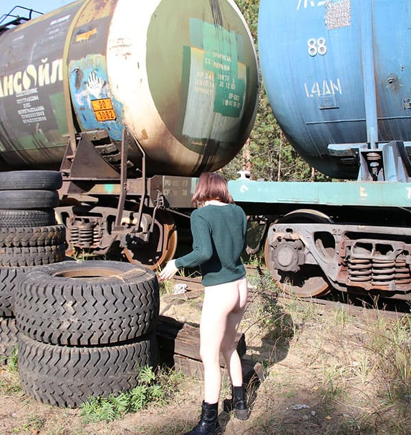 Голая сталкерша залезла на грузовой поезд 3 фото