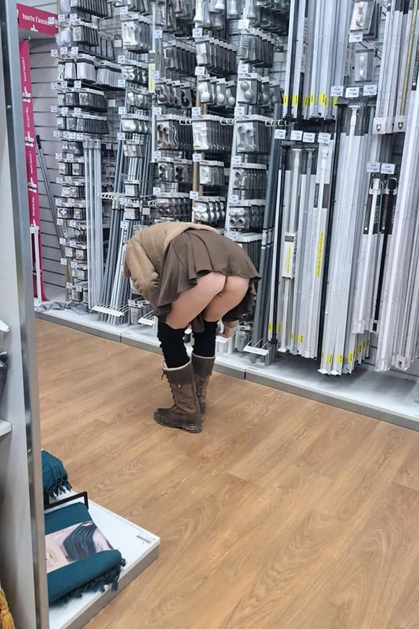 Жена светит губастой пиздой под юбкой 2 фото