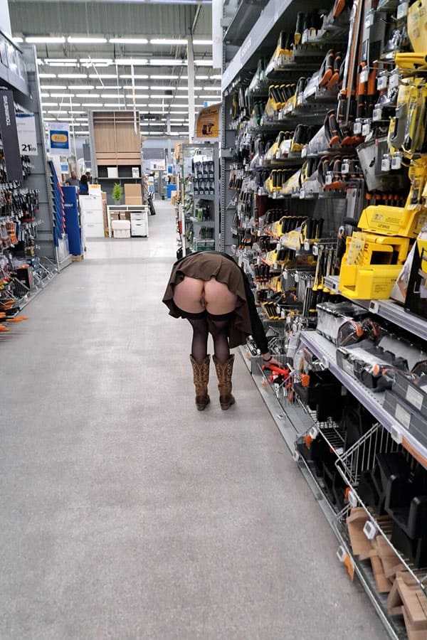 Жена светит губастой пиздой под юбкой 3 фото