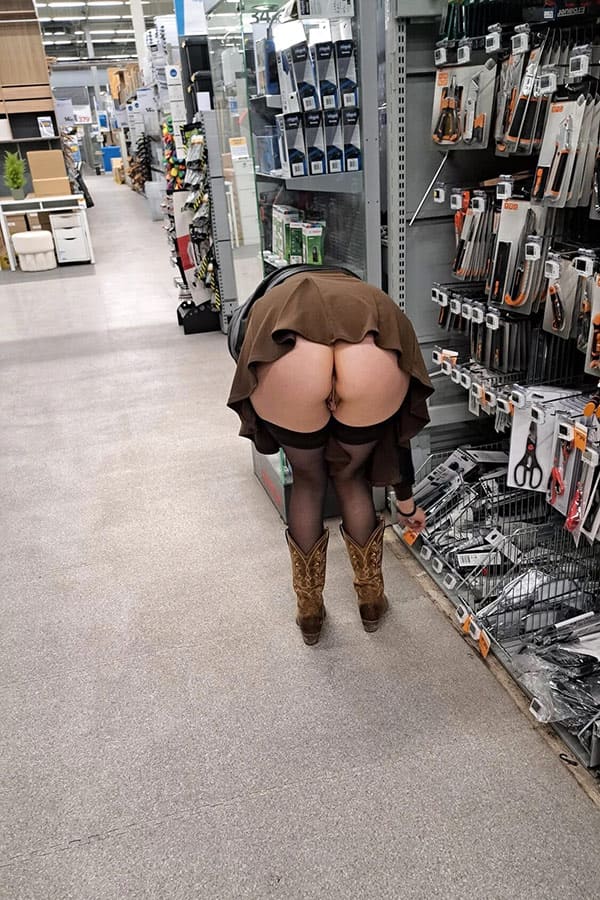 Жена светит губастой пиздой под юбкой 4 фото