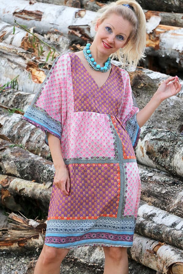 Голая зрелка с бензопилой 1 фото