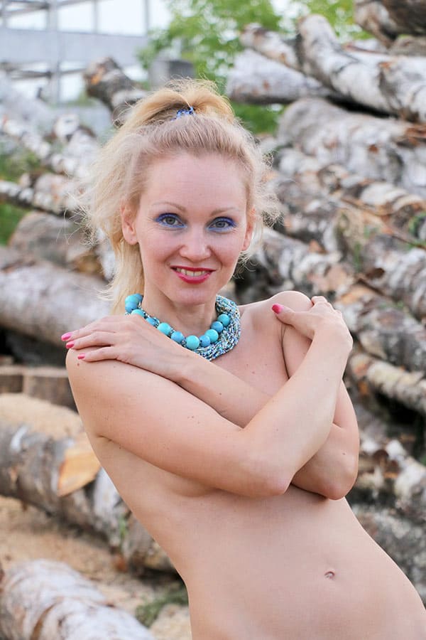 Голая зрелка с бензопилой 49 фото