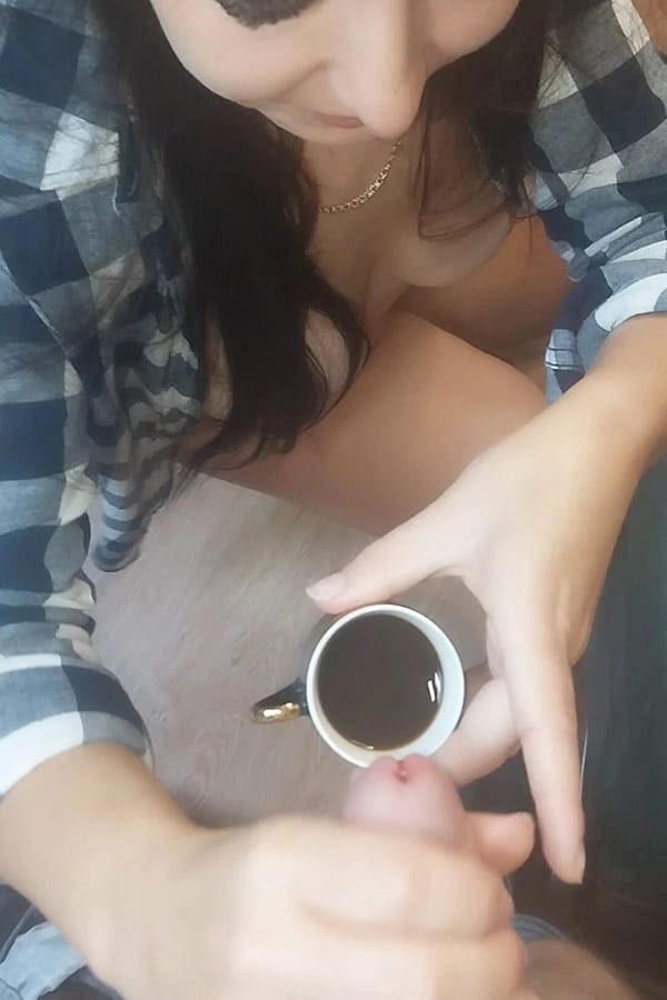 Секретарша пьет кофе со спермой начальника 32 фото