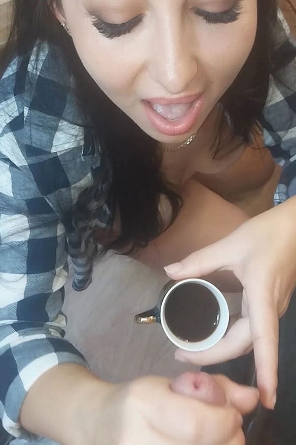 Секретарша пьет кофе со спермой начальника 34 фото