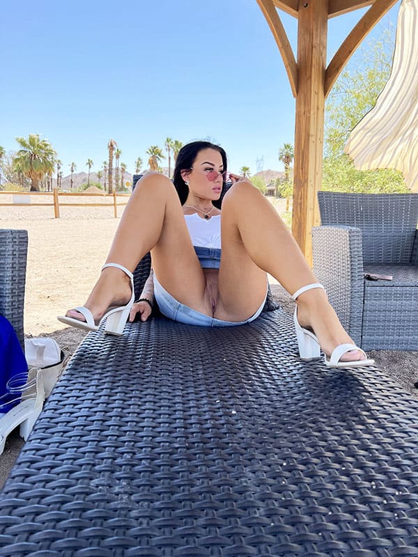 Весенние засветы пизды под юбкой 20 фото