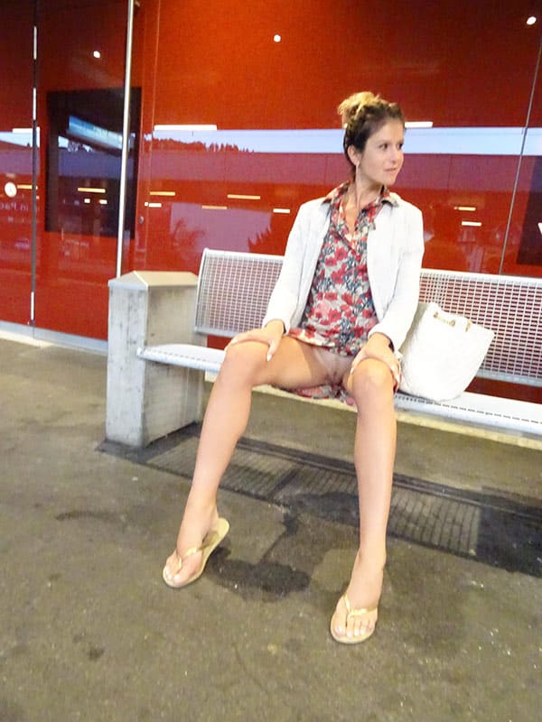 Весенние засветы пизды под юбкой 33 фото