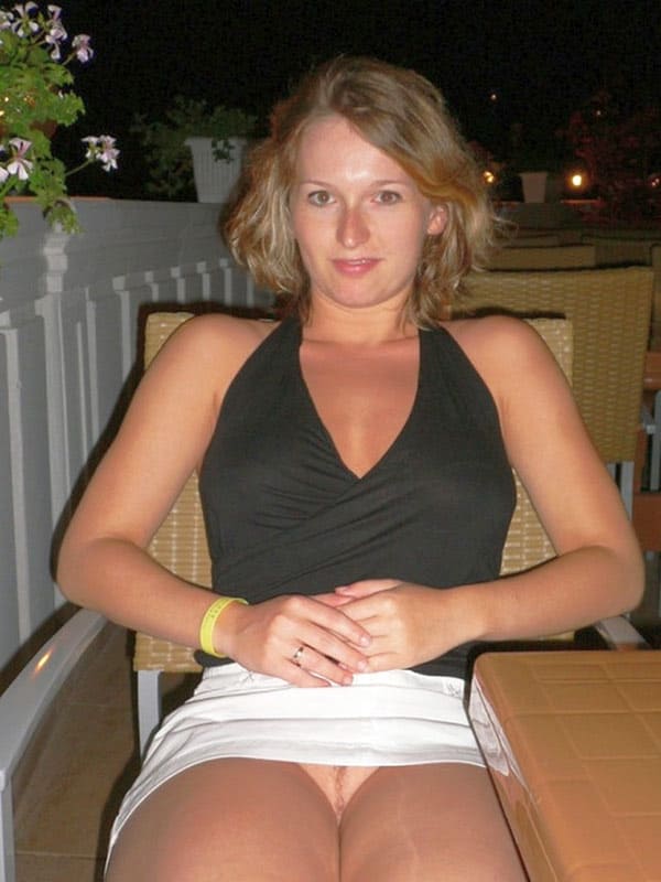 Весенние засветы пизды под юбкой 43 фото