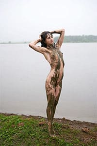 Грязная нудистка моется в дождевом коллекторе