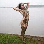Грязная нудистка моется в дождевом коллекторе