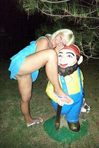 Русская мамка гуляет без трусов