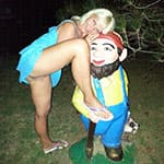 Русская мамка гуляет без трусов