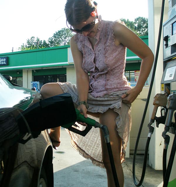 Жена на заправке без трусов 5 фото