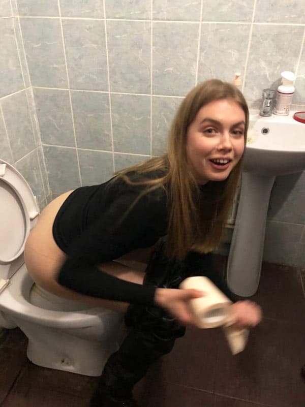 Девушки писают на унитазе подборка 1 фото