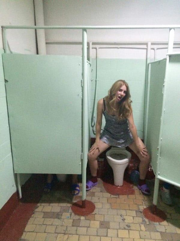 Девушки писают на унитазе подборка 10 фото