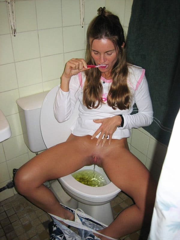Девушки писают на унитазе подборка 16 фото