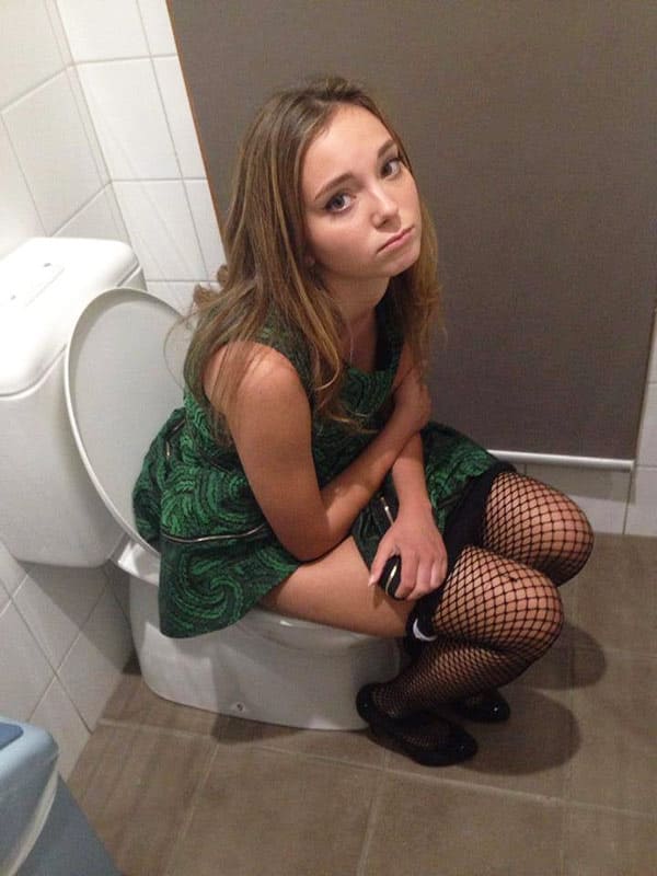 Девушки писают на унитазе подборка 17 фото