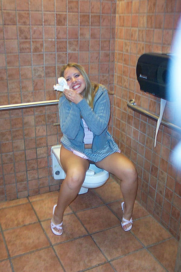 Девушки писают на унитазе подборка 26 фото