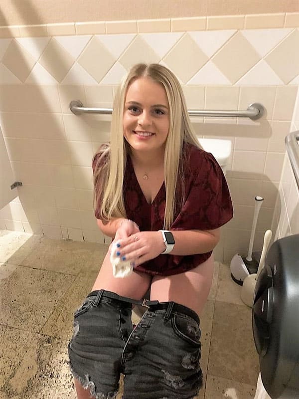 Девушки писают на унитазе подборка 29 фото