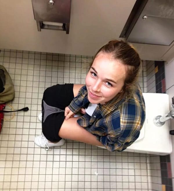 Девушки писают на унитазе подборка 32 фото