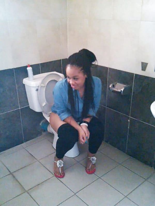 Девушки писают на унитазе подборка 35 фото
