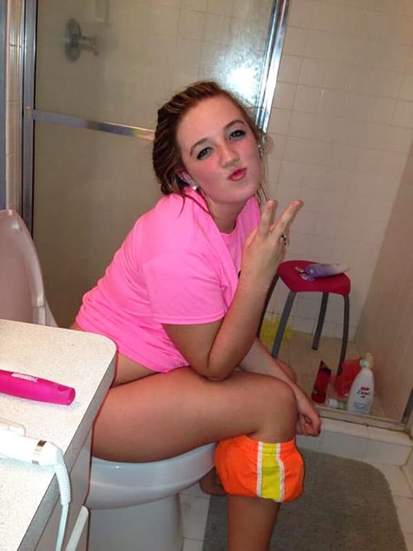 Девушки писают на унитазе подборка 40 фото