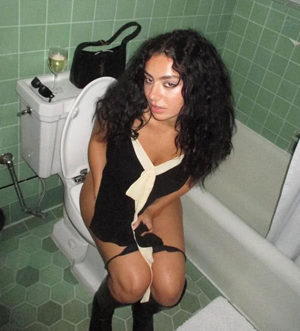 Девушки писают на унитазе подборка 41 фото