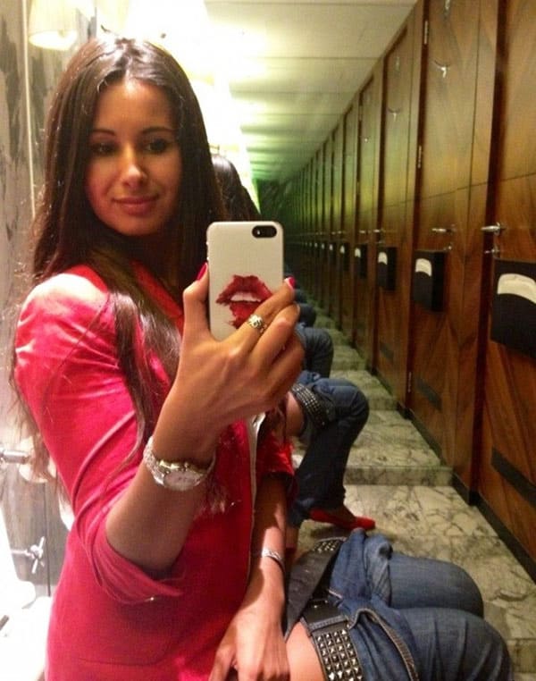 Девушки писают на унитазе подборка 42 фото