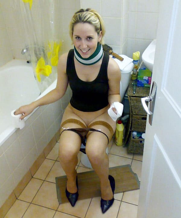 Девушки писают на унитазе подборка 44 фото