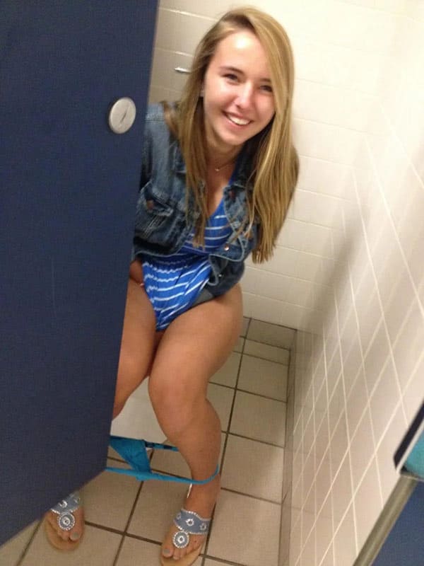 Девушки писают на унитазе подборка 47 фото