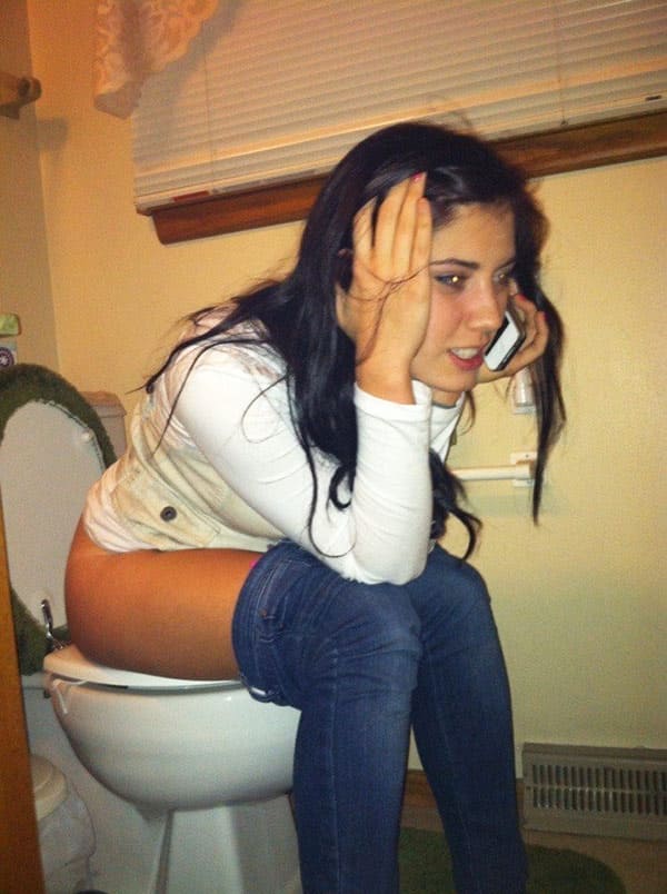 Девушки писают на унитазе подборка 51 фото