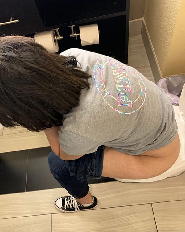 Девушки писают на унитазе подборка 55 фото