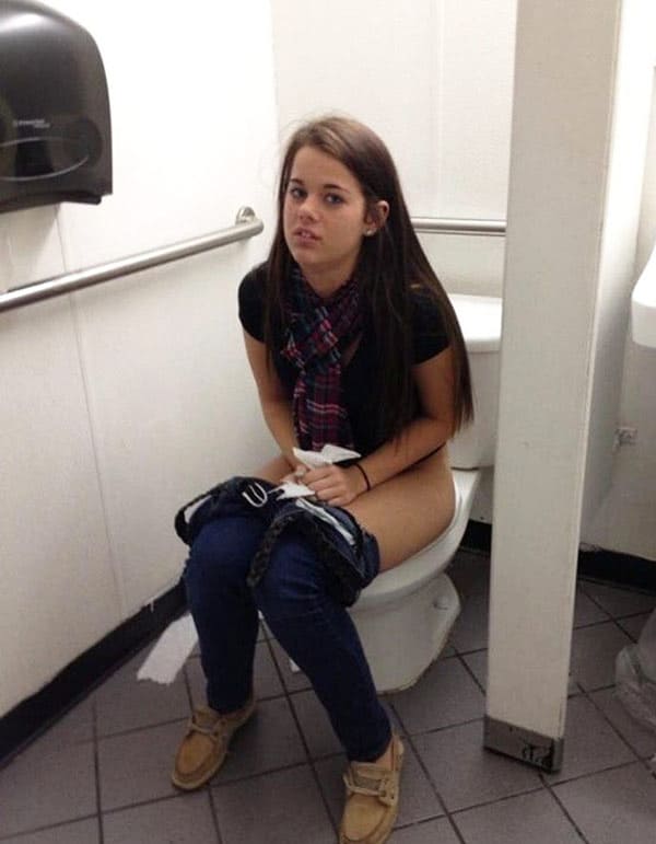Девушки писают на унитазе подборка 57 фото