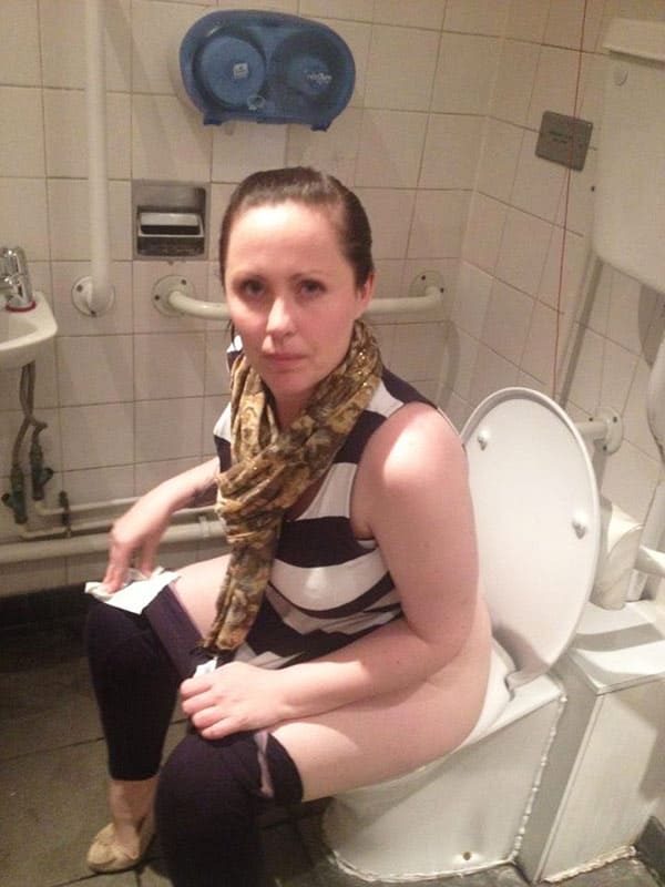 Девушки писают на унитазе подборка 63 фото