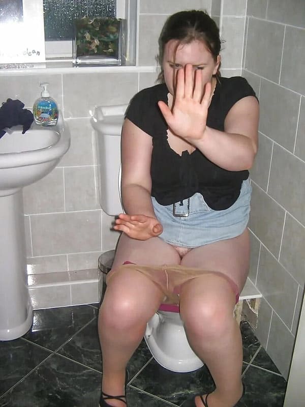 Девушки писают на унитазе подборка 65 фото