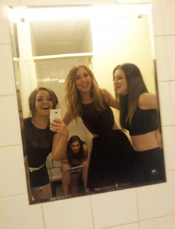 Девушки писают на унитазе подборка 66 фото