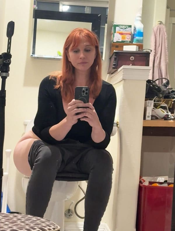 Девушки писают на унитазе подборка 67 фото