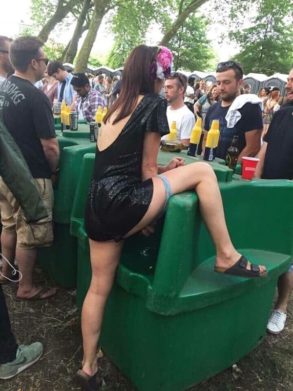 Девушки писают на унитазе подборка 68 фото